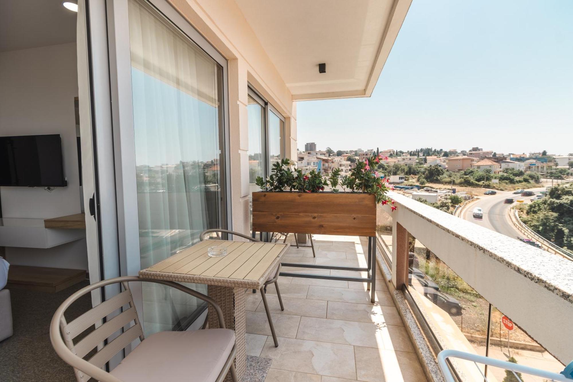 Lux Hotel M Dobra Voda Εξωτερικό φωτογραφία