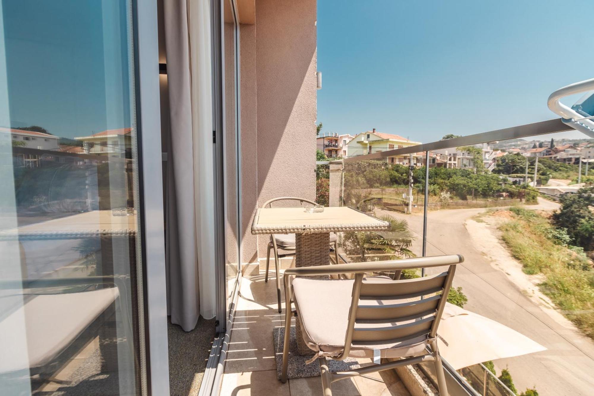 Lux Hotel M Dobra Voda Εξωτερικό φωτογραφία