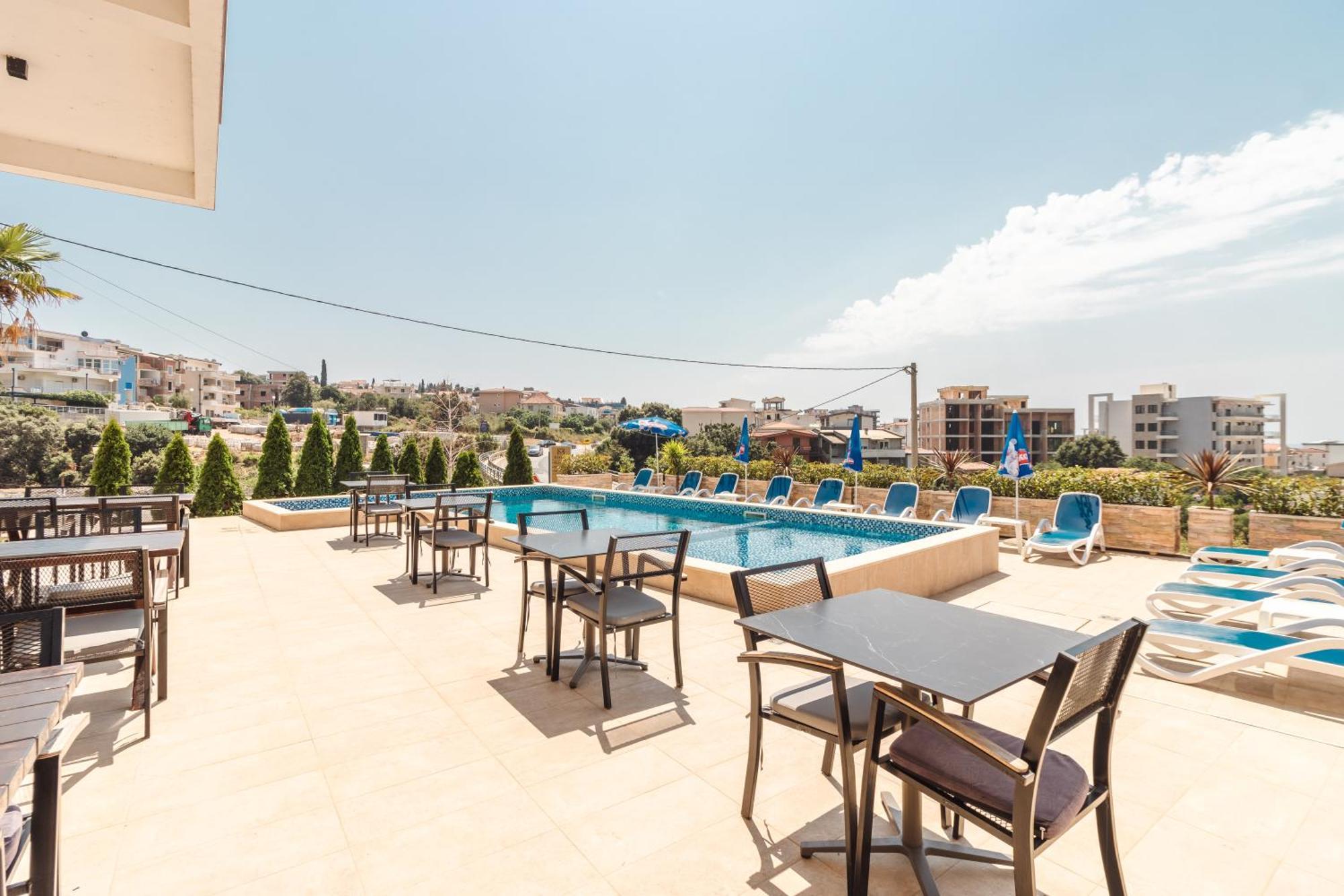 Lux Hotel M Dobra Voda Εξωτερικό φωτογραφία